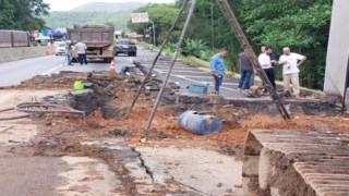DNIT dá início às obras de reparo do trecho da BR-277 que sofreu com afundamento de pista DNIT dá início às obras de reparo do trecho da BR-277 que sofreu com afundamento de pista