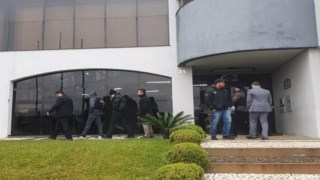 Suspeita de 'rachadinha' leva Polícia Civil a fazer buscas em gabinete e casa de vereador de Guarapuava Suspeita de 'rachadinha' leva Polícia Civil a fazer buscas em gabinete e casa de vereador de Guarapuava