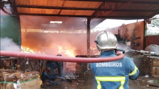 Incêndio destrói barracão de recicláveis de cooperativa, em Cianorte