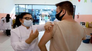 Paraná é o 3º estado que mais aplicou vacinas contra a Covid-19 na população em geral Paraná é o 3º estado que mais aplicou vacinas contra a Covid-19 na população em geral