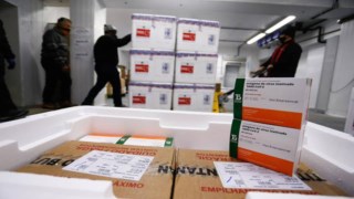 Saúde recebe mais doses e começa a distribuir 377,5 mil vacinas nesta quarta; veja divisão Saúde recebe mais doses e começa a distribuir 377,5 mil vacinas nesta quarta; veja divisão