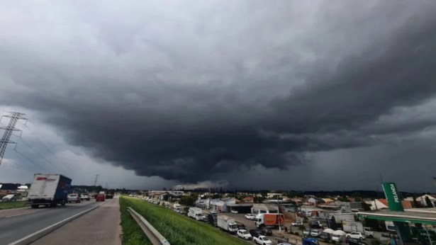 Chegada de nova frente fria reforça instabilidade no Paraná na semana