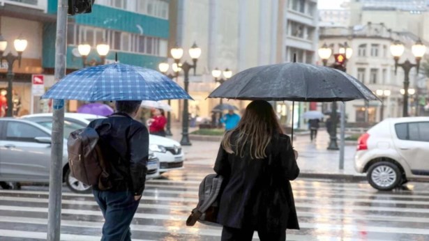 Semana começa com chuva e frio mais forte vem à reboque no Paraná