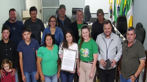 Câmara Municipal faz homenagem à jovem Maria Taemy da Luz Castilho por sua dedicação e destaque em Intercâmbio Internacional pelo PROGRAMA “GANHANDO O MUNDO”.