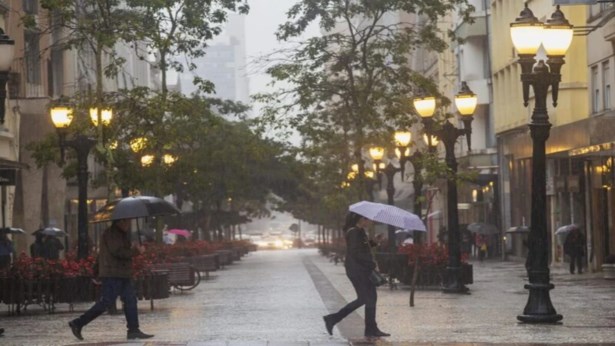 Primavera de 2026 será chuvosa no Paraná com risco de ondas de calor