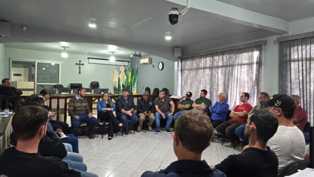 Câmara Municipal recebe Prefeito Municipal Douglas Davi Cruz e comerciantes para discussão sobre o trânsito na Rua José Maria Taques.