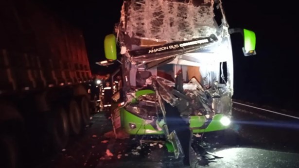 Acidente entre ônibus e caminhão mata motorista e deixa três feridos na BR-376