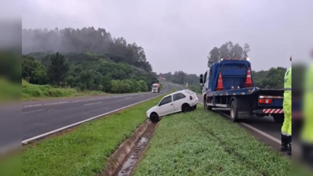 Motorista perde o controle da direção e carro sai de pista na PR-151 em Castro