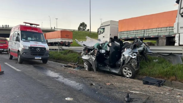 Engavetamento envolvendo quatro veículos deixa dois mortos e três feridos em PG