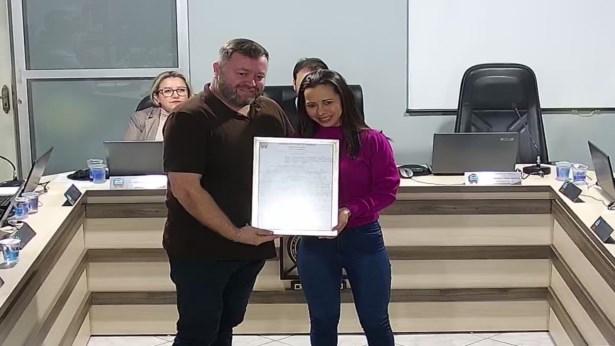 Atléta Sandra Rodrigues recebe homenagem na Câmara Municipal.