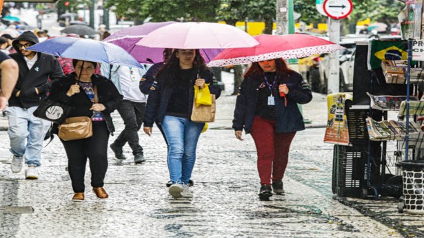 Frente fria chega com chuvas em várias regiões do Paraná, diz Simepar